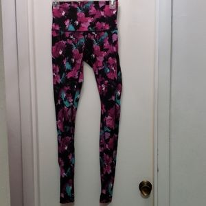Like new Lululemon FL compression leggings, sz 6